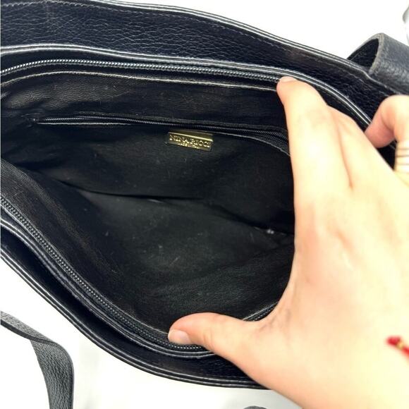 Nina Ricci Vintage Black Pebbled Leather Bucket Shoulder Bag – Gold Turnlock - Picture 6 of 8